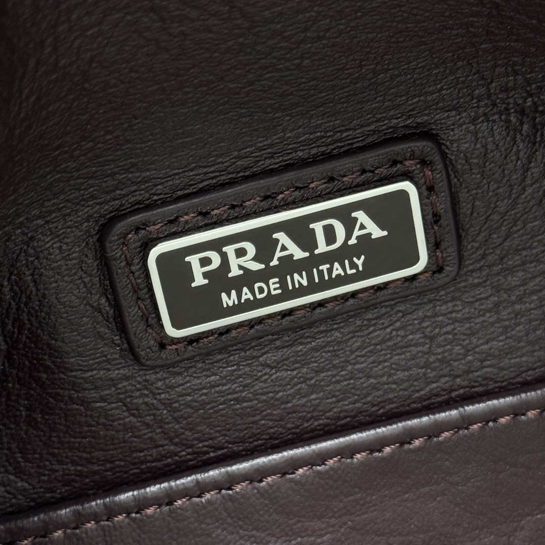 Prada Nappa leather shoulder bag 24x11x11cm