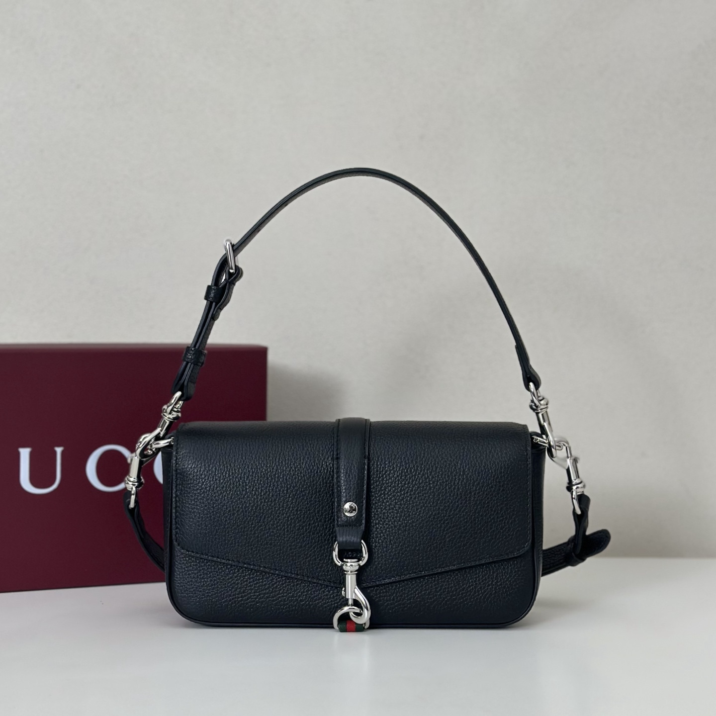 Gucci Small crossbody bag with hook closure 23.5 x 12.5 x 6.5 cm