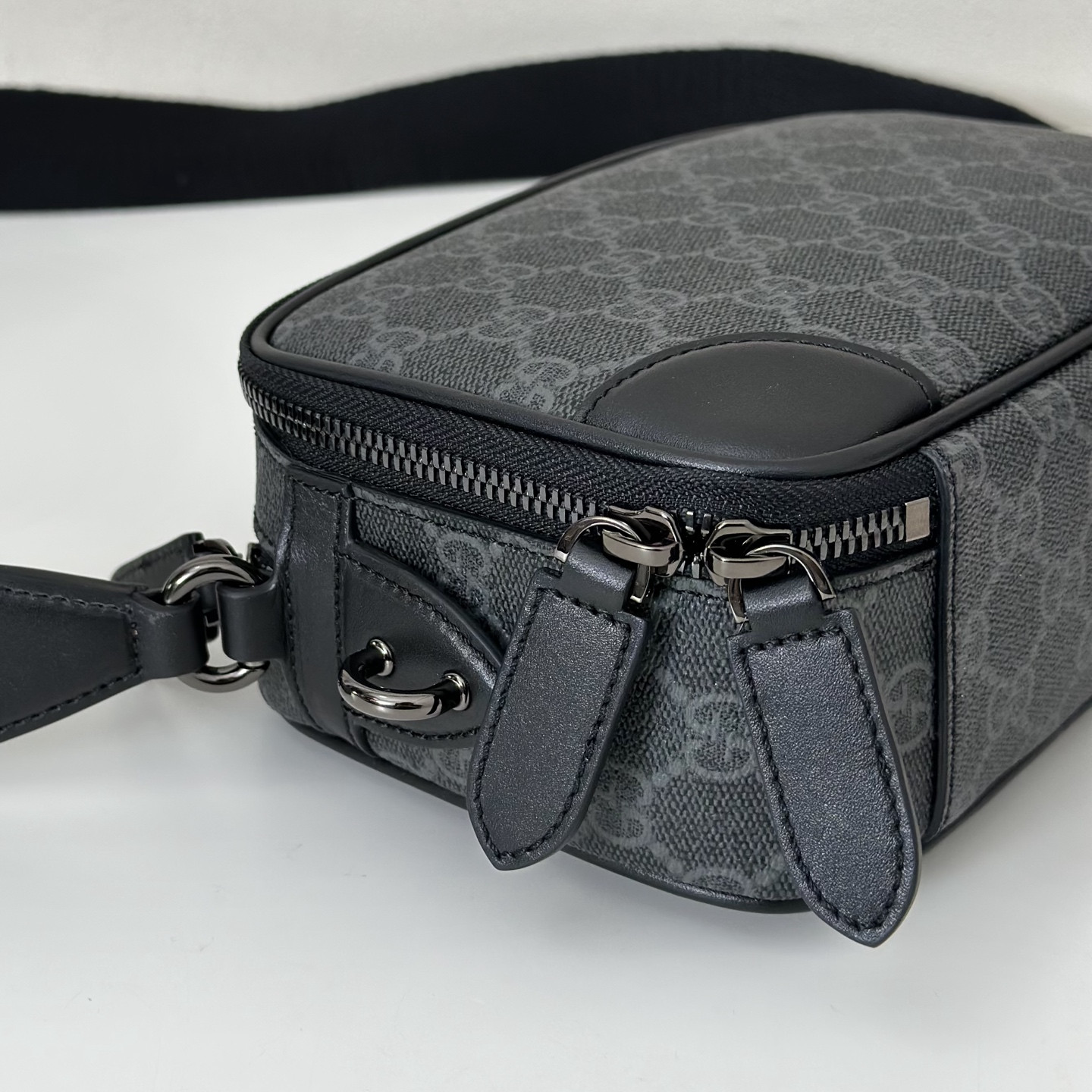 Gucci GG Emblem mini crossbody bag 19x12.5x7cm