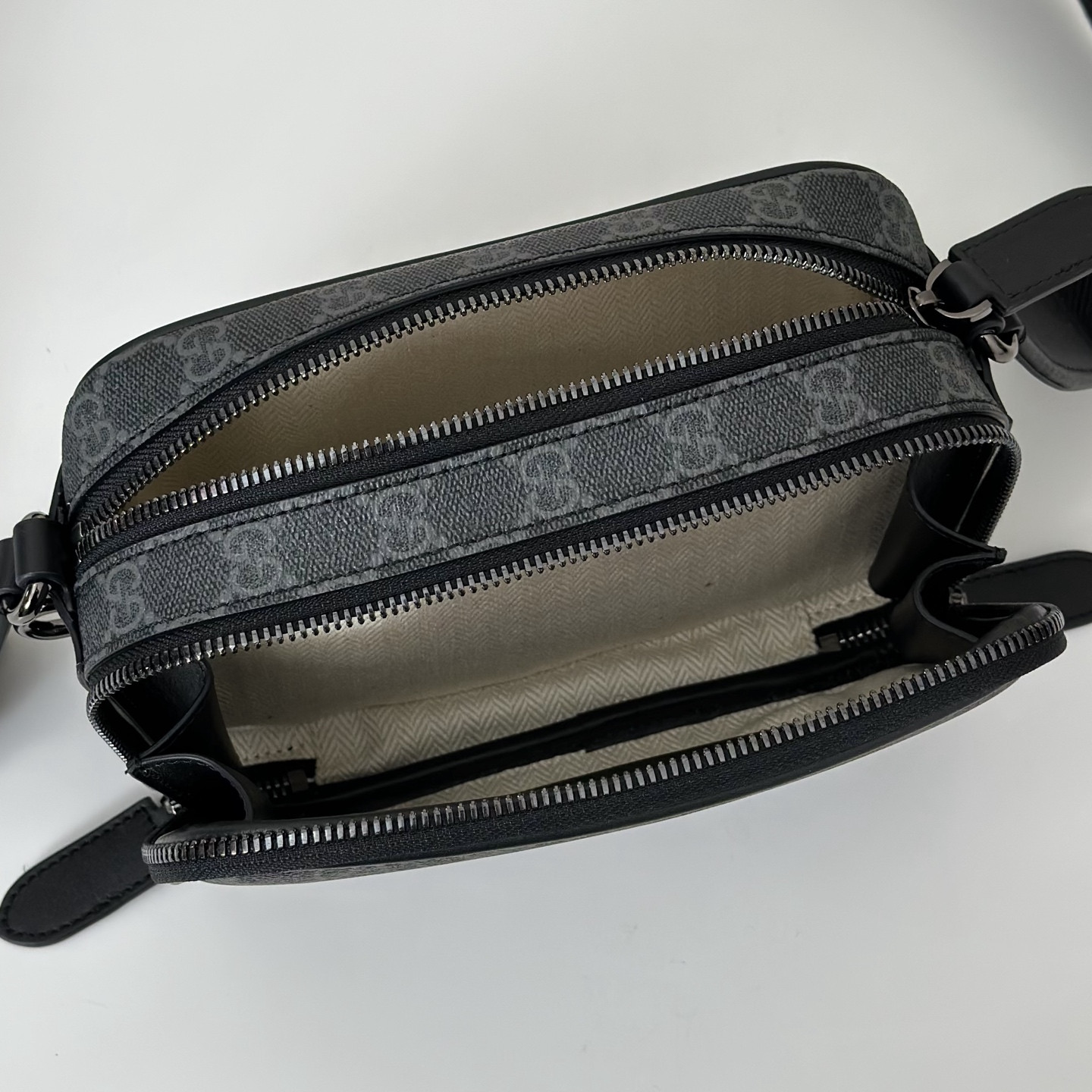 Gucci GG Emblem mini crossbody bag 19x12.5x7cm