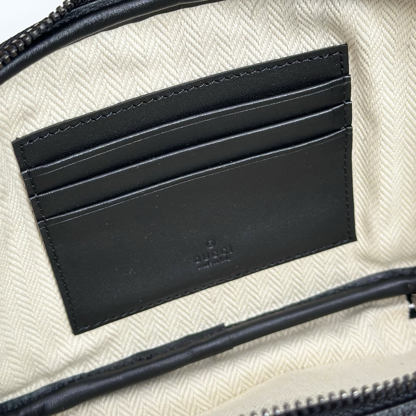 Gucci GG Emblem mini crossbody bag 19x12.5x7cm