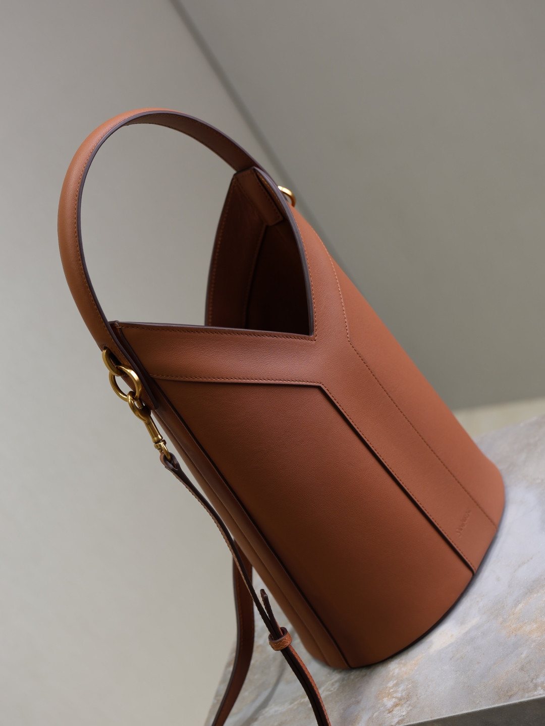 YSL Y top-handle bucket in leather 25x22-34x3-15cm