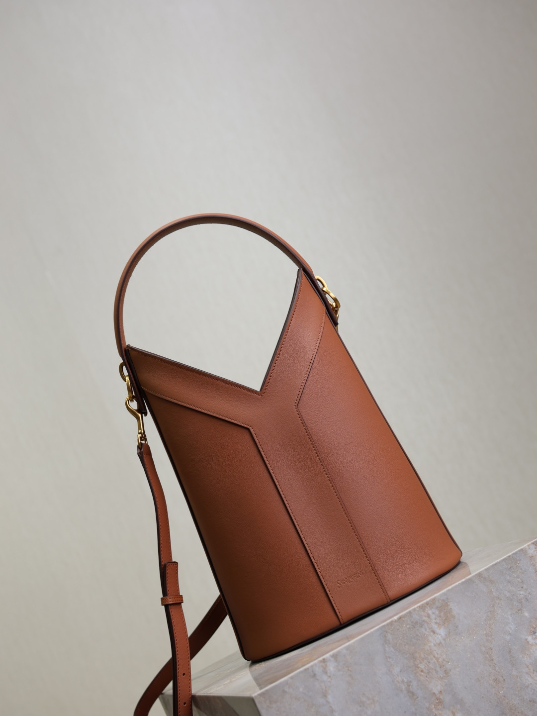 YSL Y top-handle bucket in leather 25x22-34x3-15cm