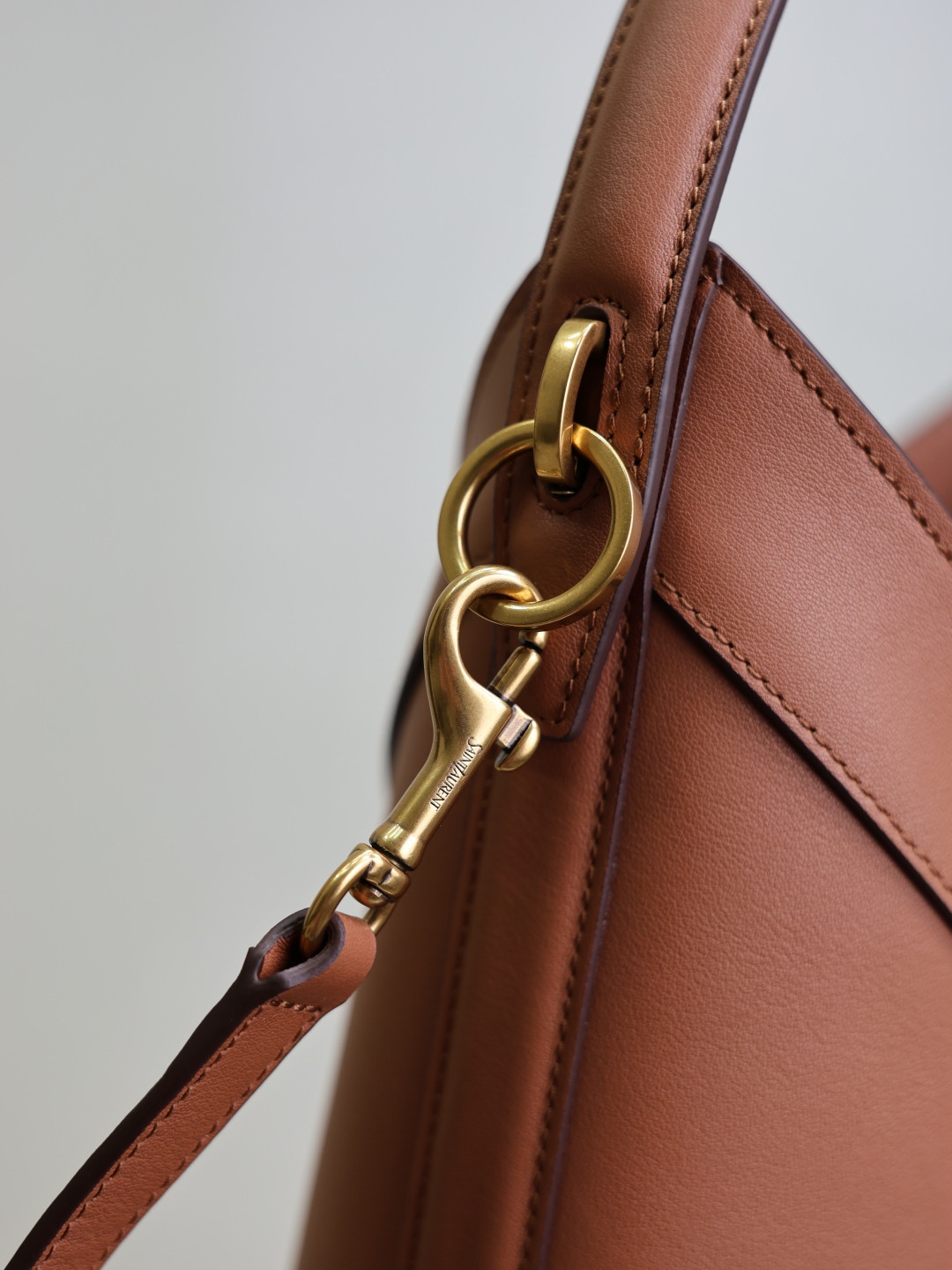 YSL Y top-handle bucket in leather 25x22-34x3-15cm