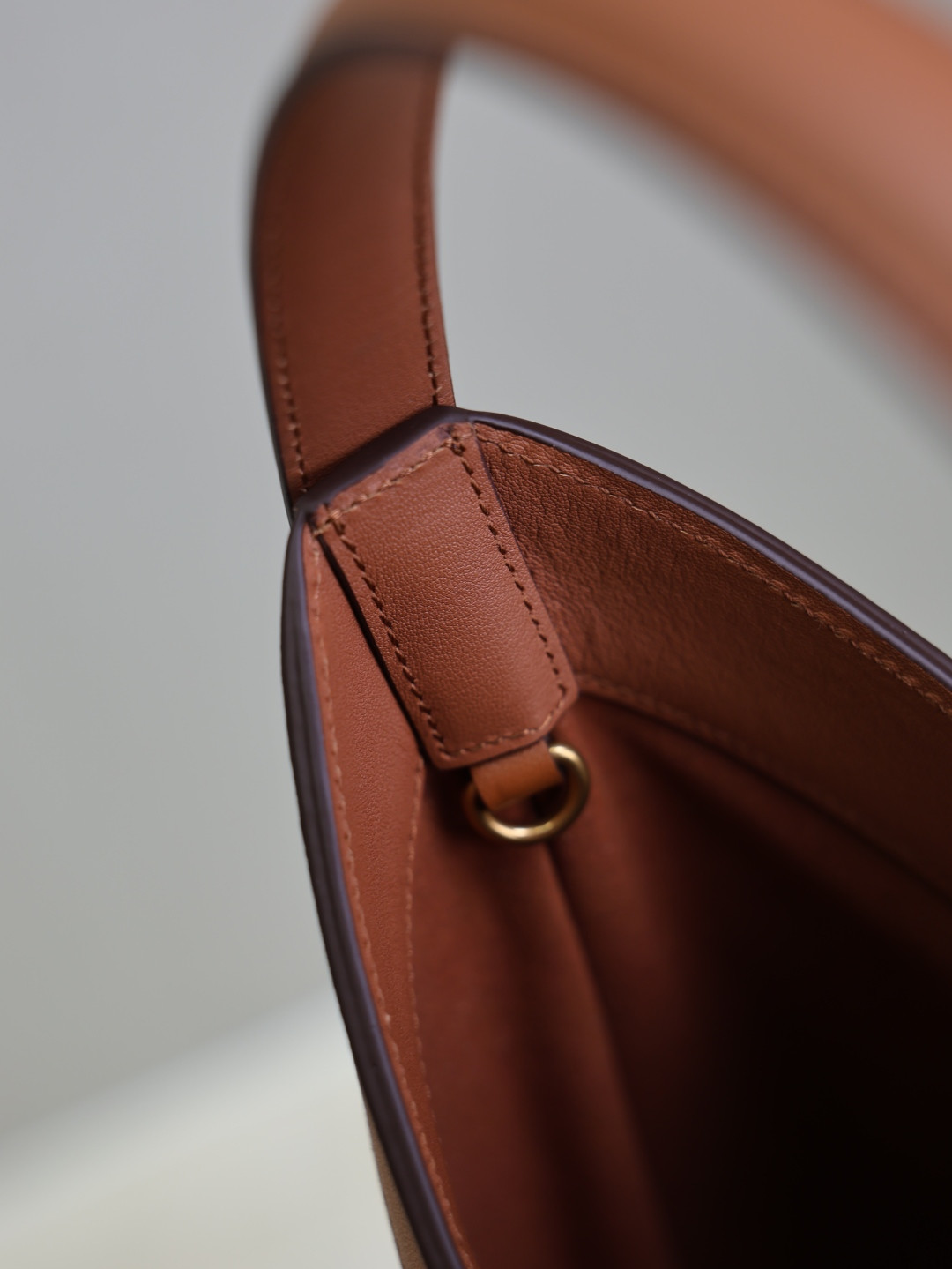 YSL Y top-handle bucket in leather 25x22-34x3-15cm