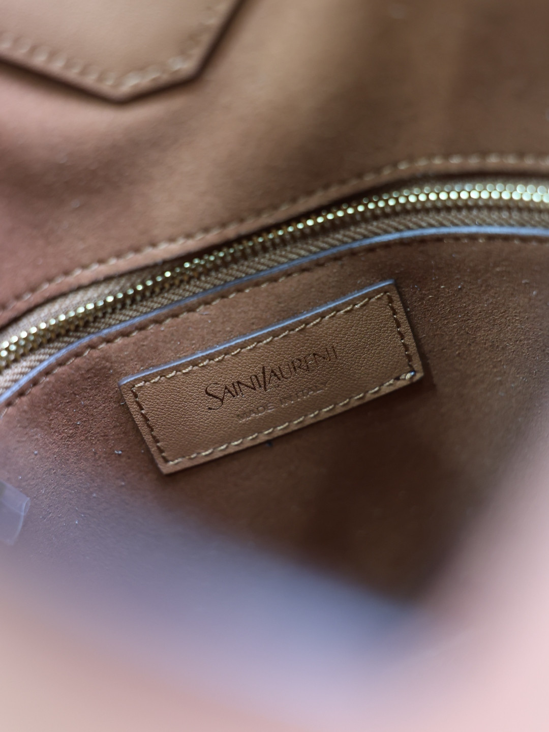 YSL Y top-handle bucket in leather 25x22-34x3-15cm