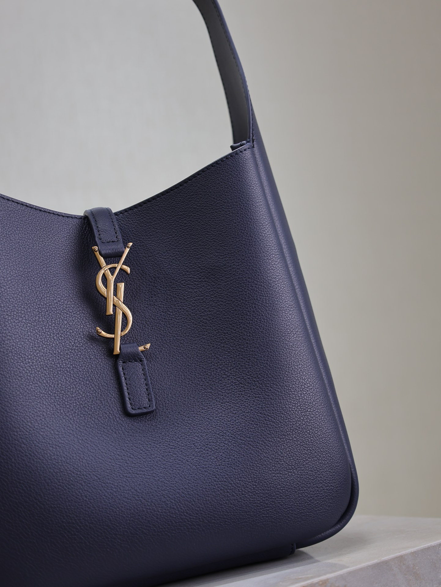 YSL LE 5 À 7 supple small IN GRAINED LEATHER 23x22x8.5cm