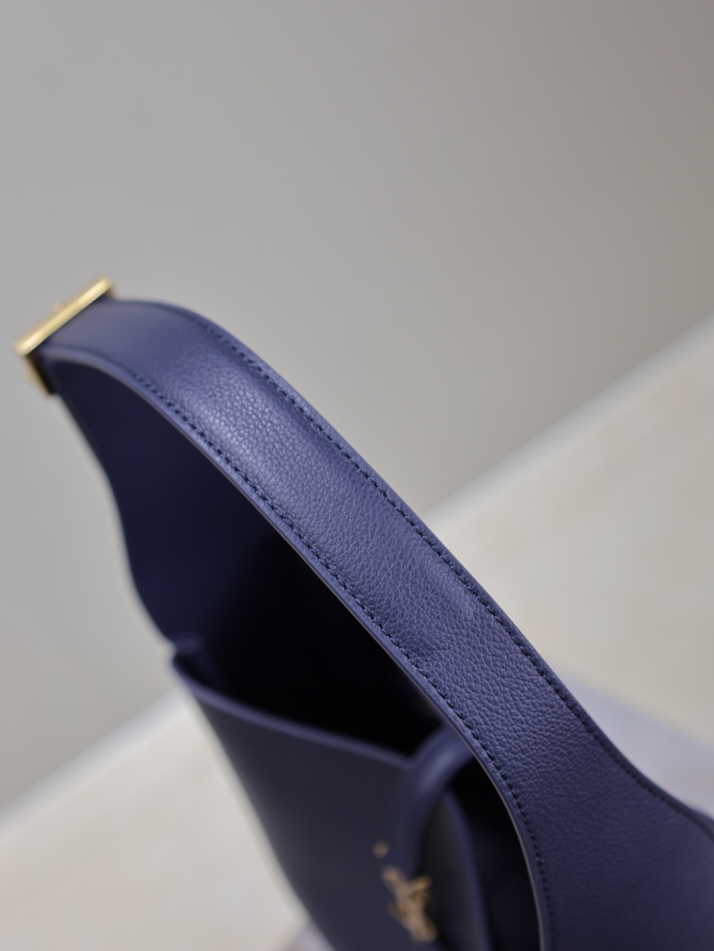 YSL LE 5 À 7 supple small IN GRAINED LEATHER 23x22x8.5cm