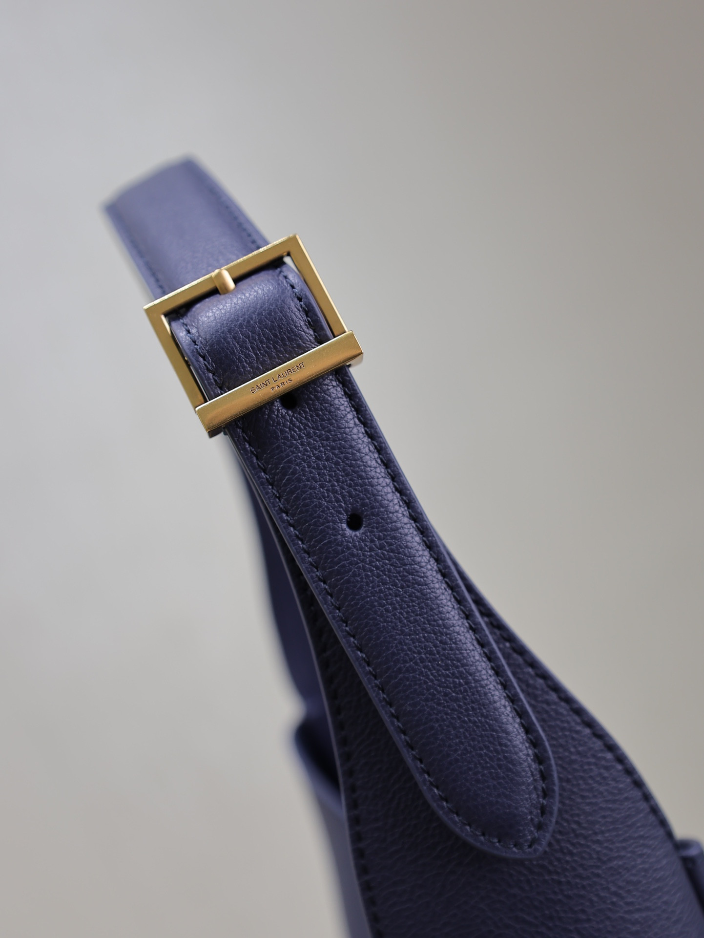 YSL LE 5 À 7 supple small IN GRAINED LEATHER 23x22x8.5cm