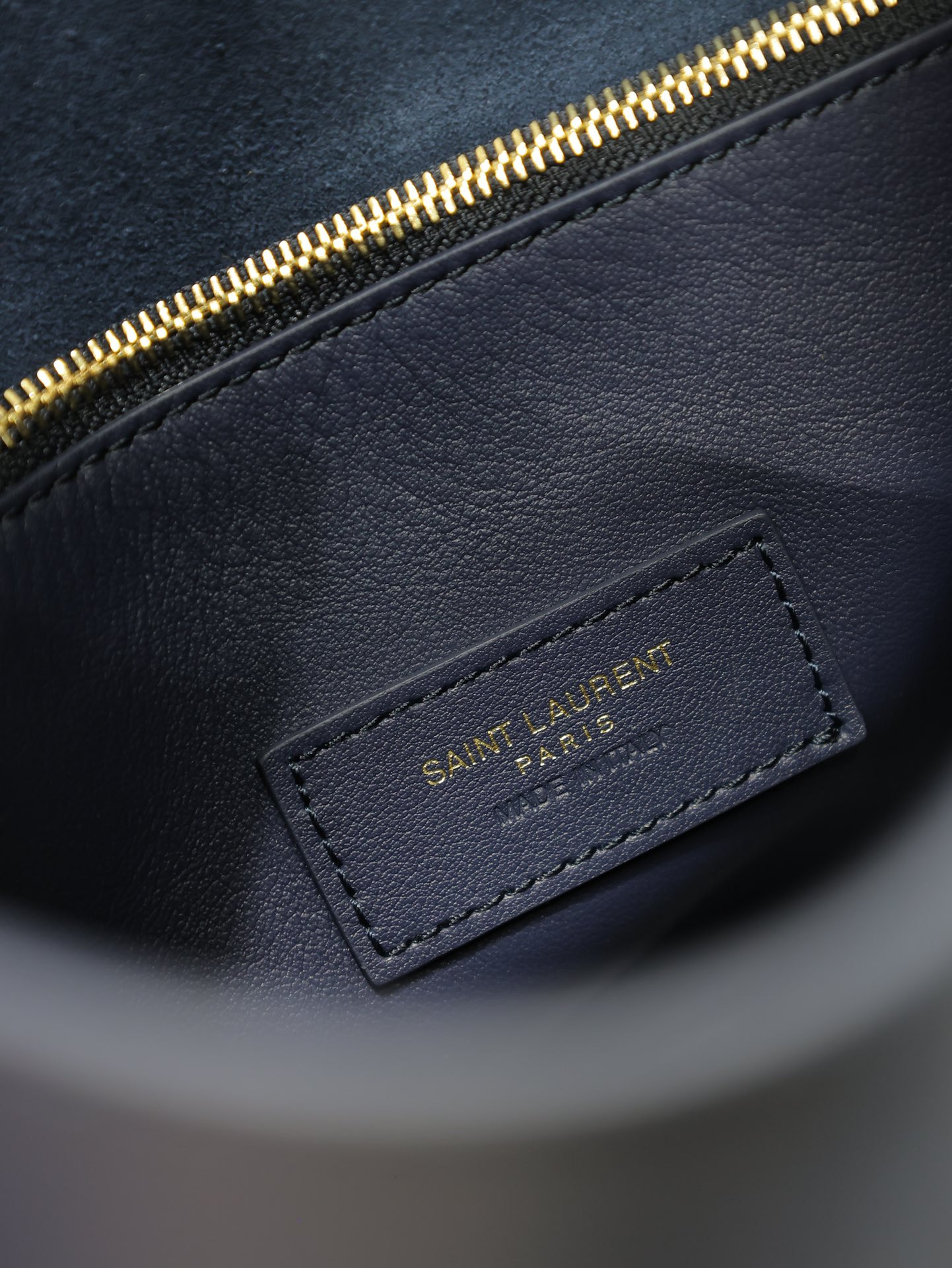 YSL LE 5 À 7 supple small IN GRAINED LEATHER 23x22x8.5cm