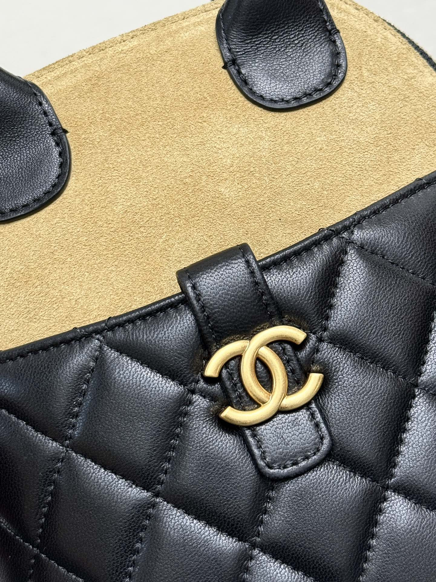 Chanel Clutch with chain AP4742 18x17x6cm