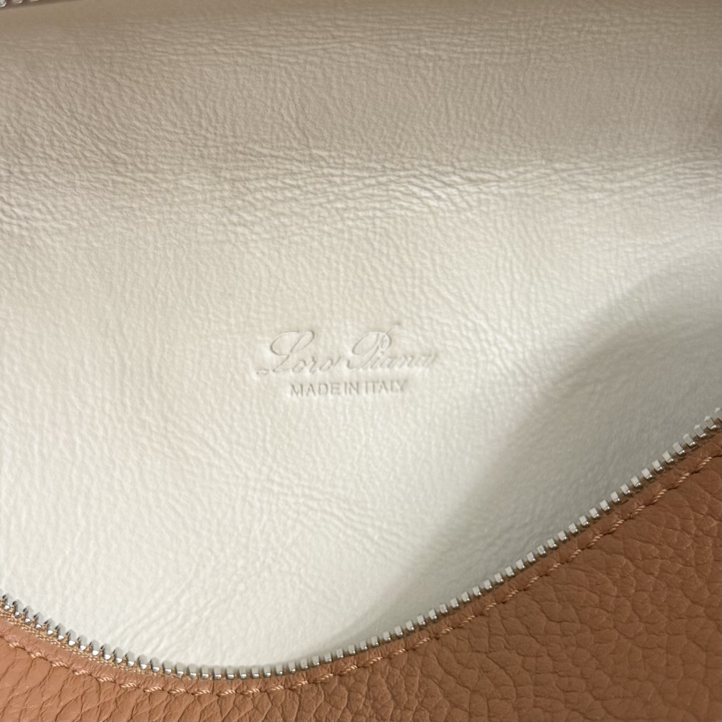 Loro Piana Extra Pocket L19 Grained Calfskin 11 x 19 x 6.5 cm