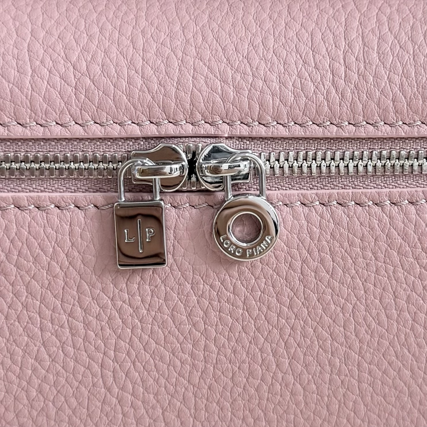 Loro Piana Extra Pocket L19 Grained Calfskin 11 x 19 x 6.5 cm