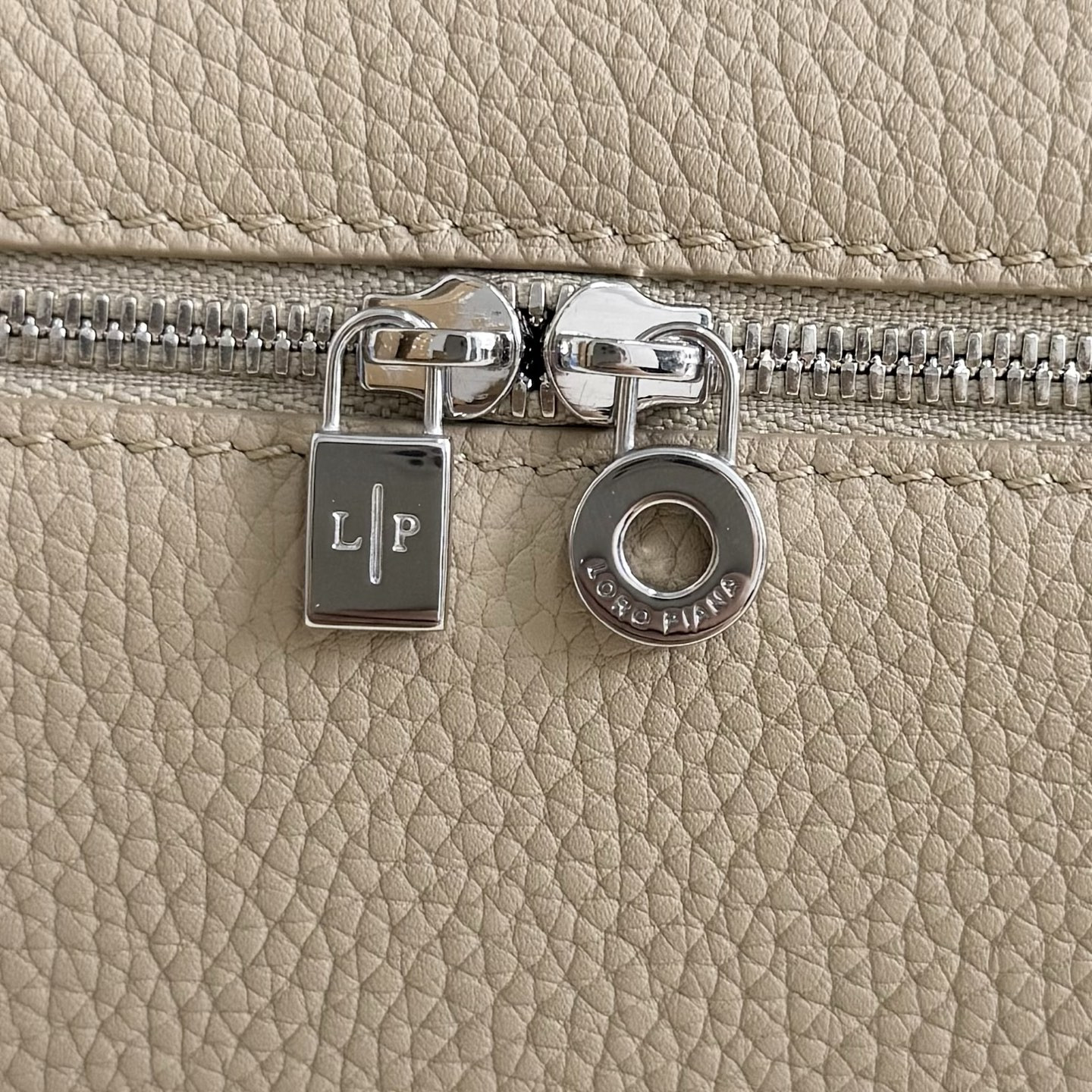 Loro Piana Extra Pocket L19 Grained Calfskin 11 x 19 x 6.5 cm