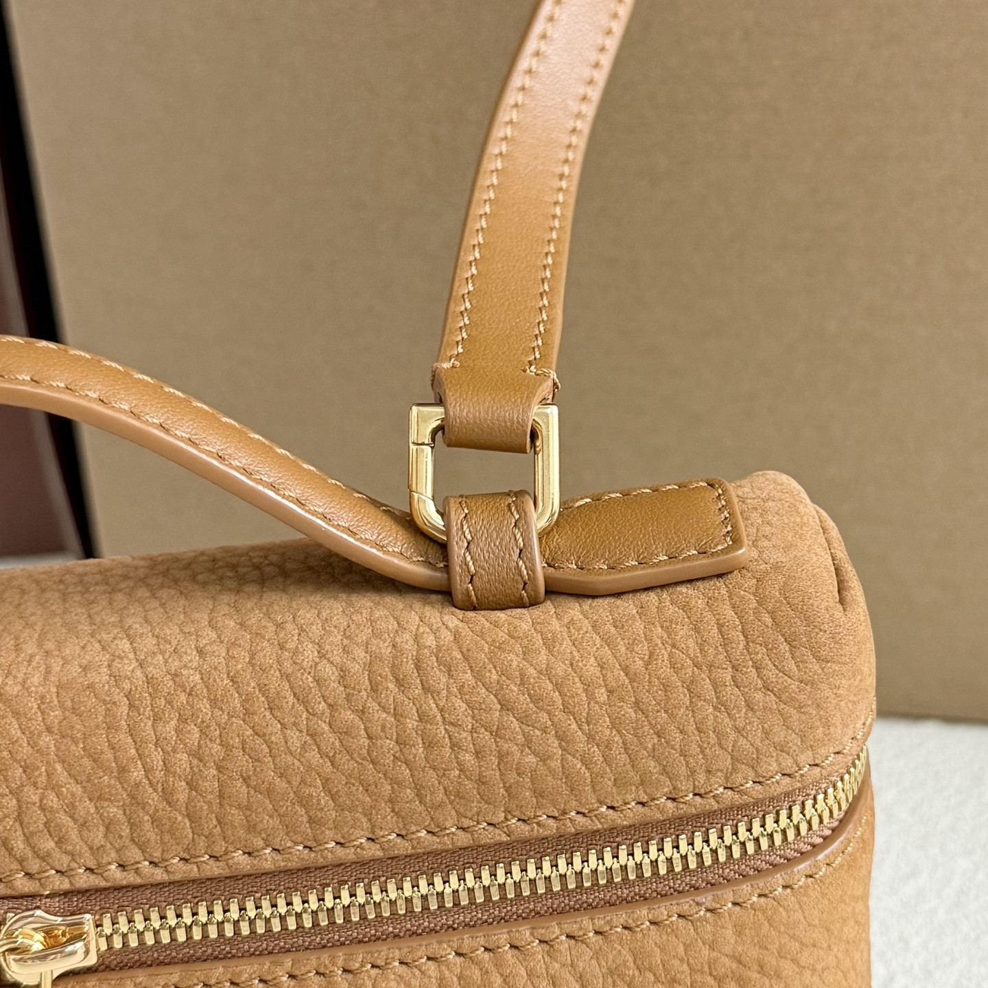 Loro Piana Extra Pocket L19 Grained Calfskin 11 x 19 x 6.5 cm