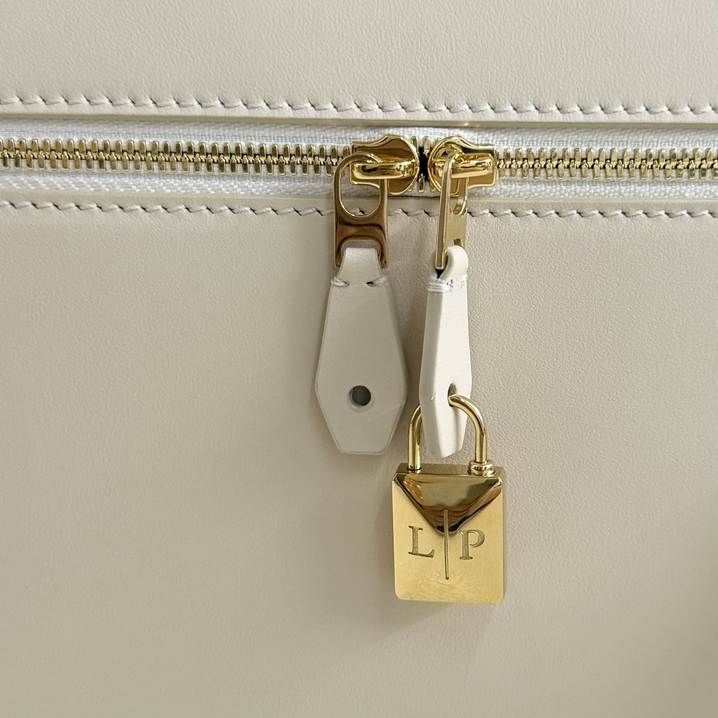 Loro Piana Extra Pocket L27 Calfskin 16x27x10cm