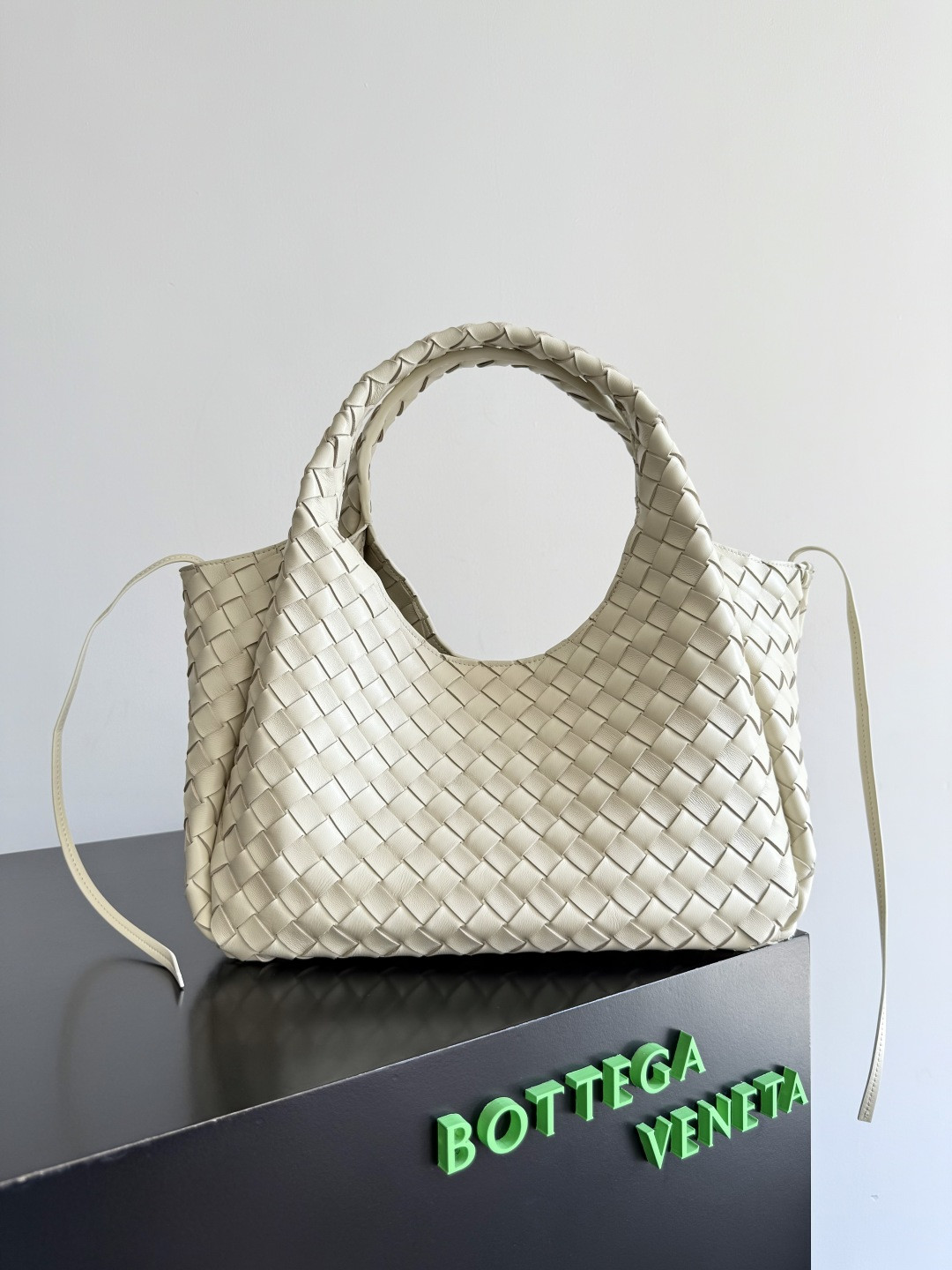Bottega Veneta Medium Campana 20x33x16.5cm