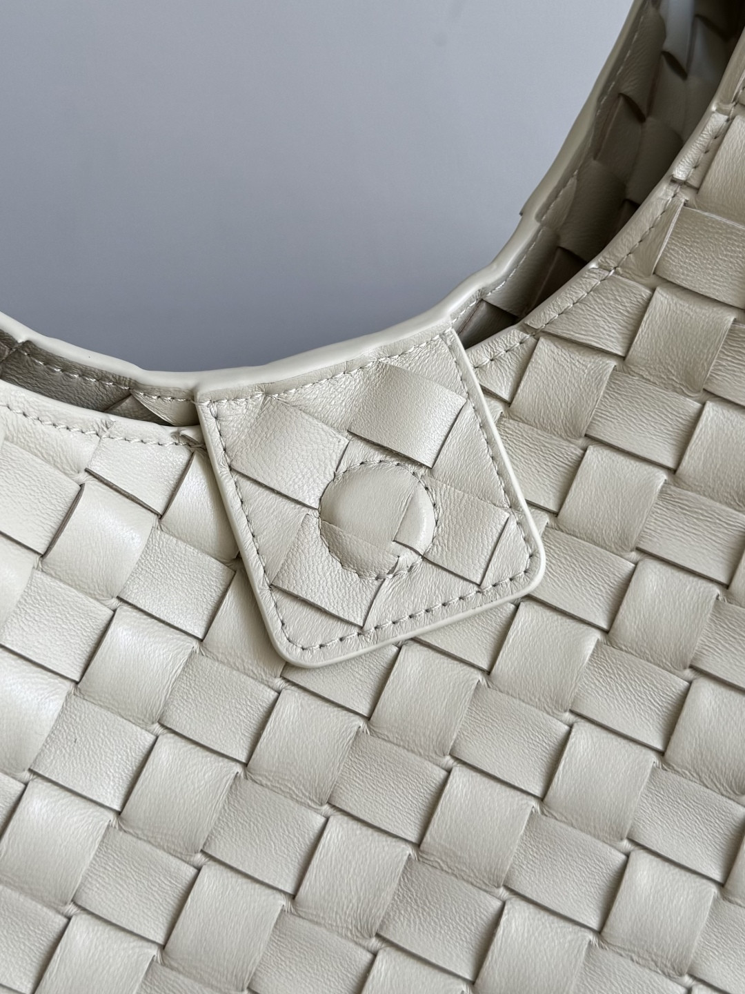 Bottega Veneta Medium Campana 20x33x16.5cm