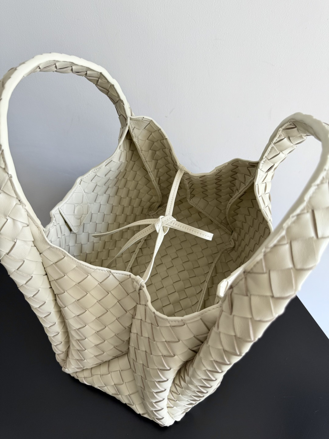 Bottega Veneta Medium Campana 20x33x16.5cm