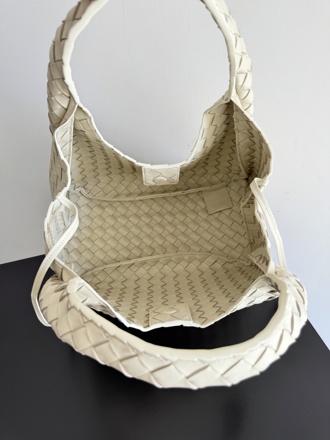 Bottega Veneta Medium Campana 20x33x16.5cm